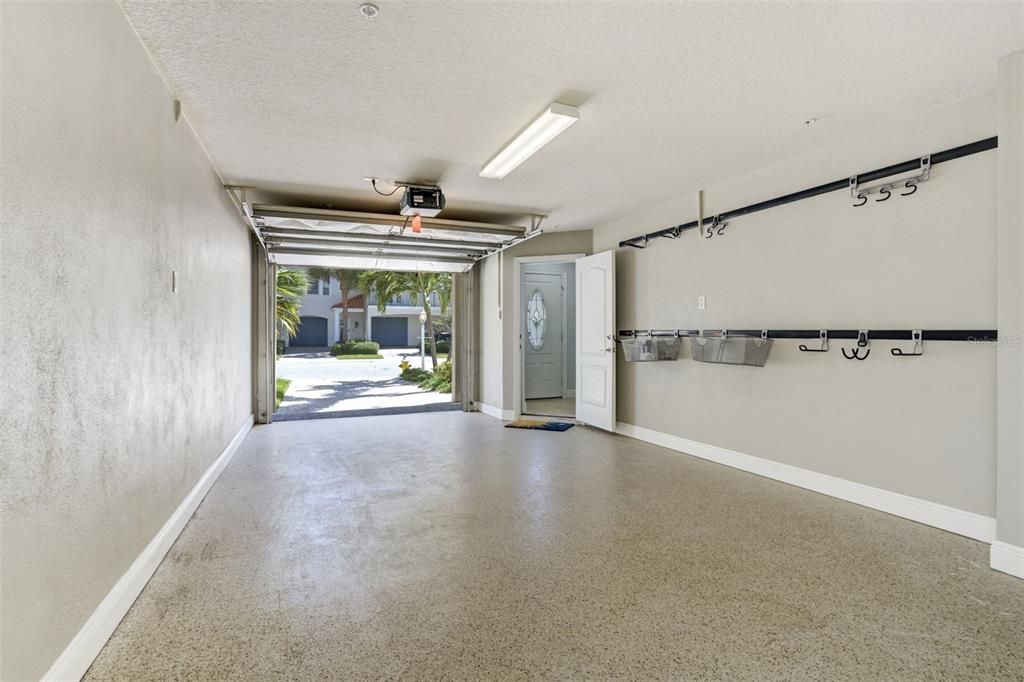 Activo con contrato: $1,325,000 (3 camas, 3 baños, 2275 Pies cuadrados)