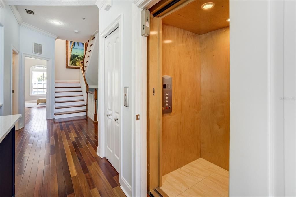 Activo con contrato: $1,325,000 (3 camas, 3 baños, 2275 Pies cuadrados)