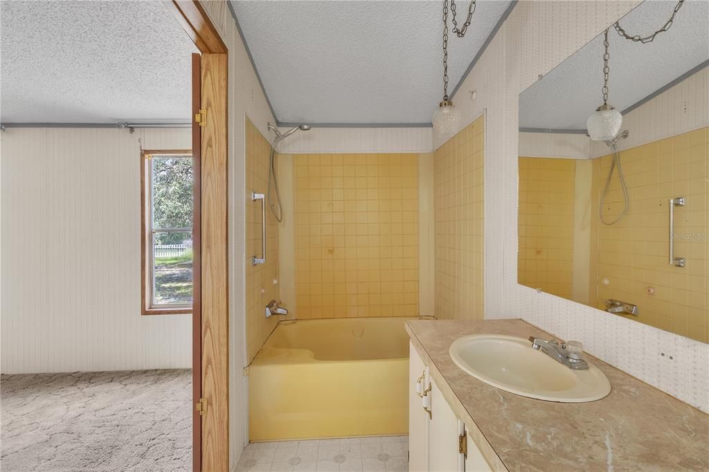 合同活跃: $280,000 (3 贝兹, 2 浴室, 1431 平方英尺)