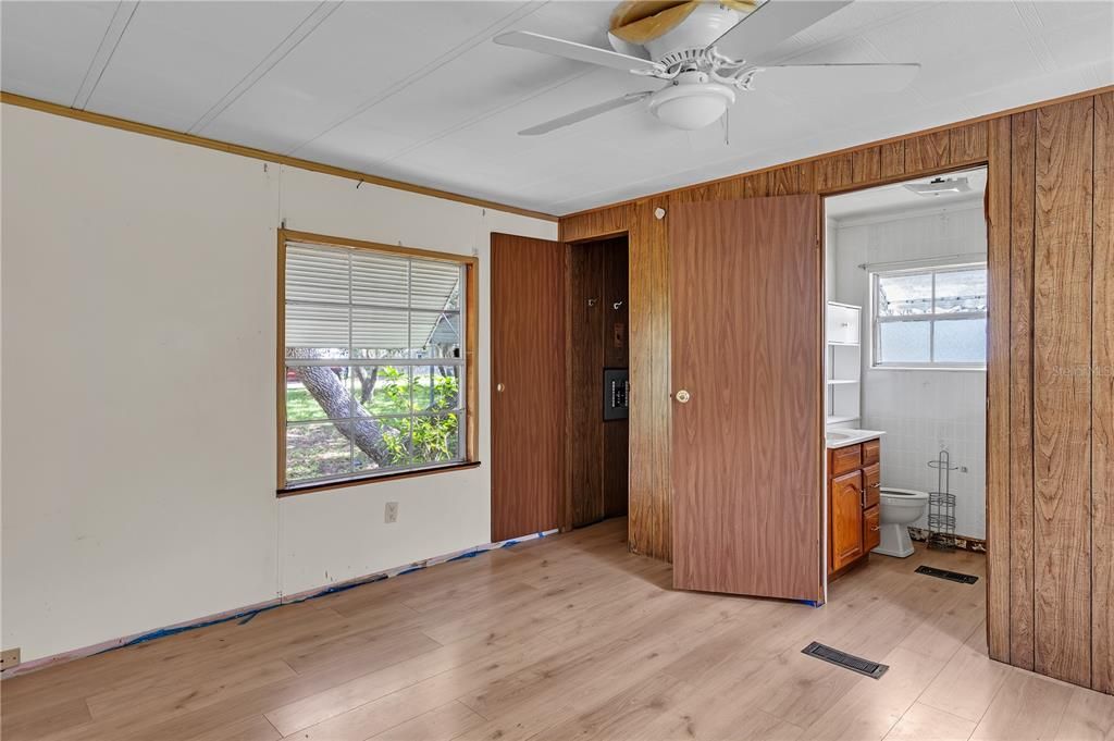 合同活跃: $280,000 (3 贝兹, 2 浴室, 1431 平方英尺)