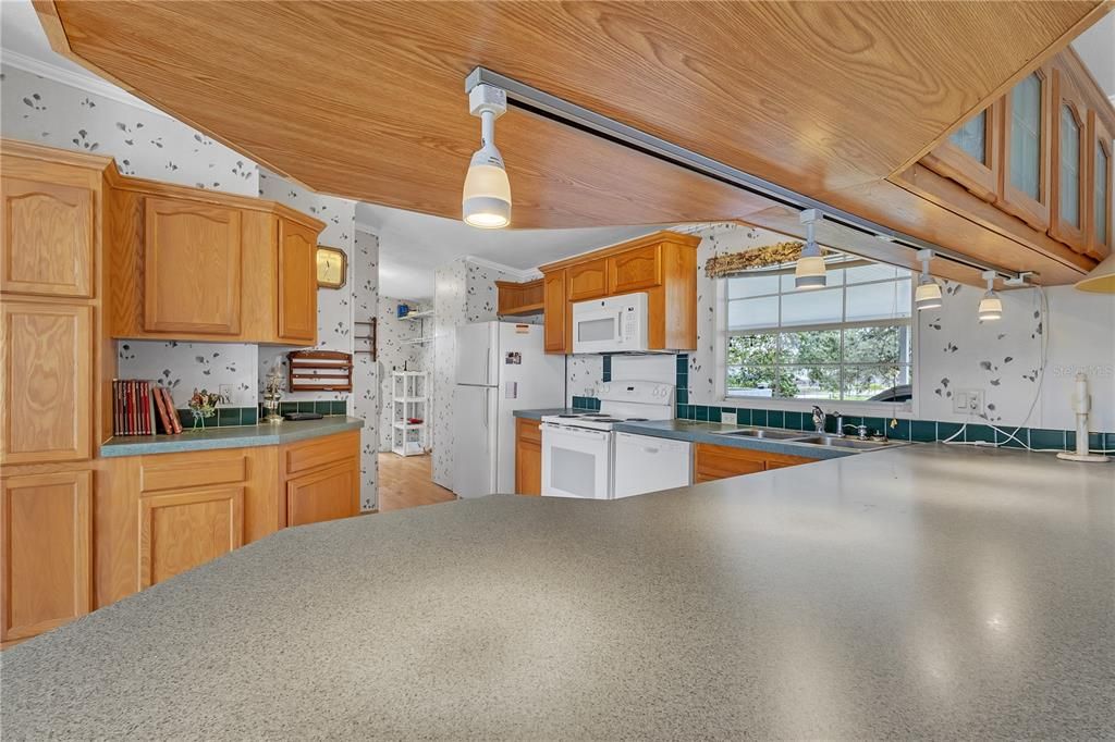 合同活跃: $280,000 (3 贝兹, 2 浴室, 1431 平方英尺)