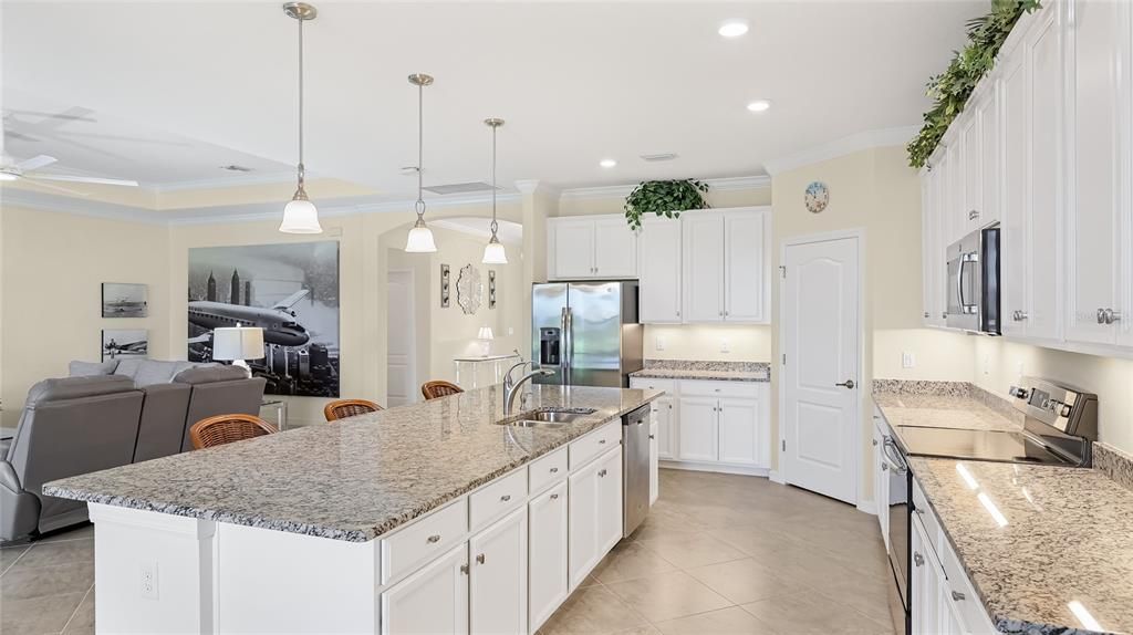 Activo con contrato: $619,000 (4 camas, 3 baños, 2440 Pies cuadrados)