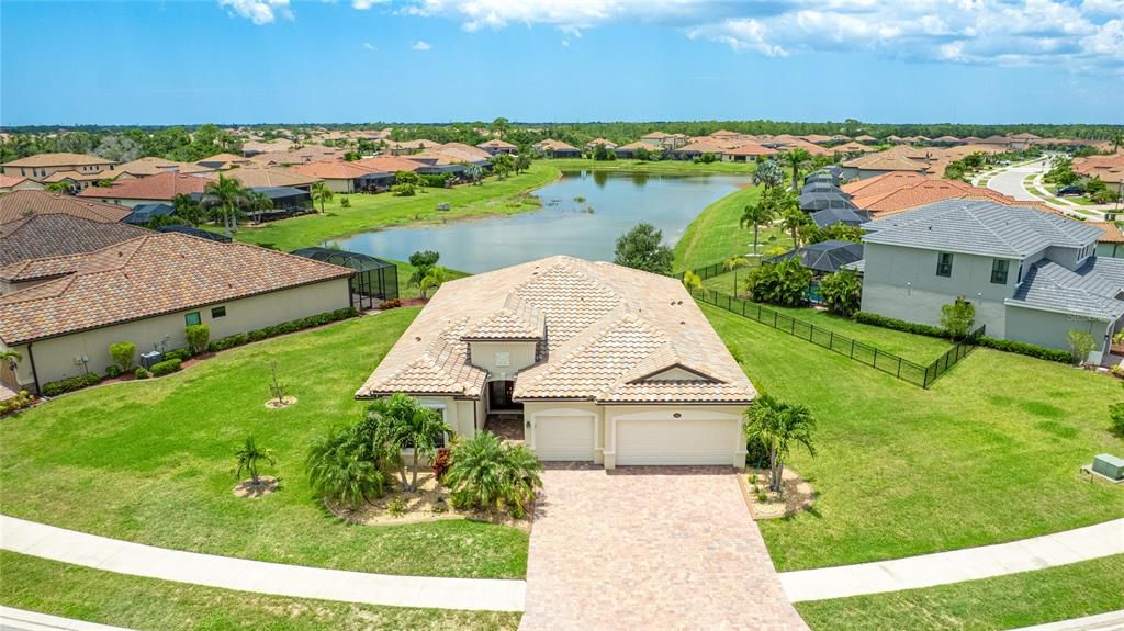 Activo con contrato: $619,000 (4 camas, 3 baños, 2440 Pies cuadrados)