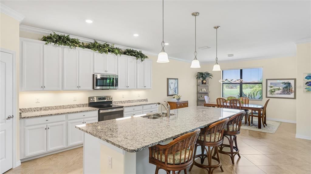 Activo con contrato: $619,000 (4 camas, 3 baños, 2440 Pies cuadrados)