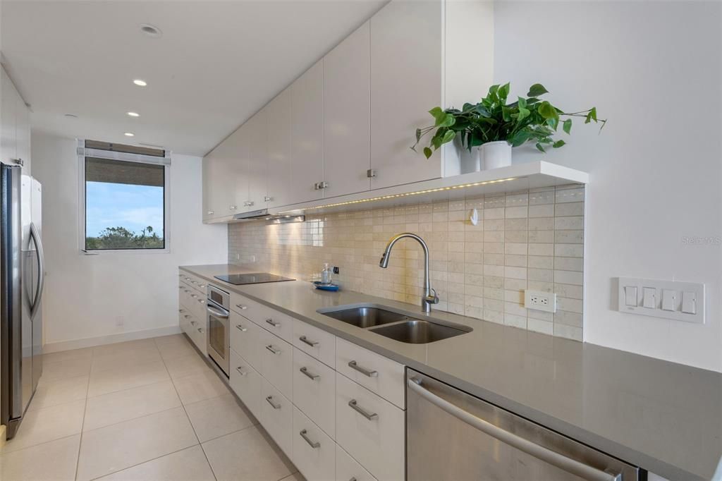 Под контрактом: $1,449,000 (2 спален, 2 ванн, 1503 Квадратных фут)