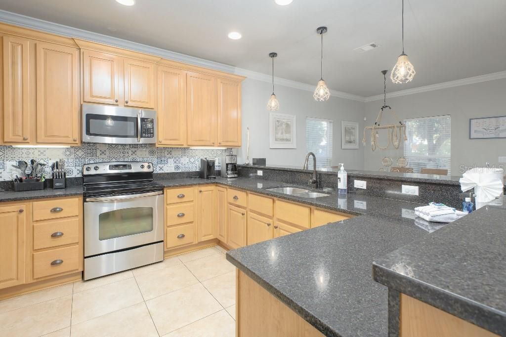 На продажу: $905,000 (4 спален, 3 ванн, 2040 Квадратных фут)