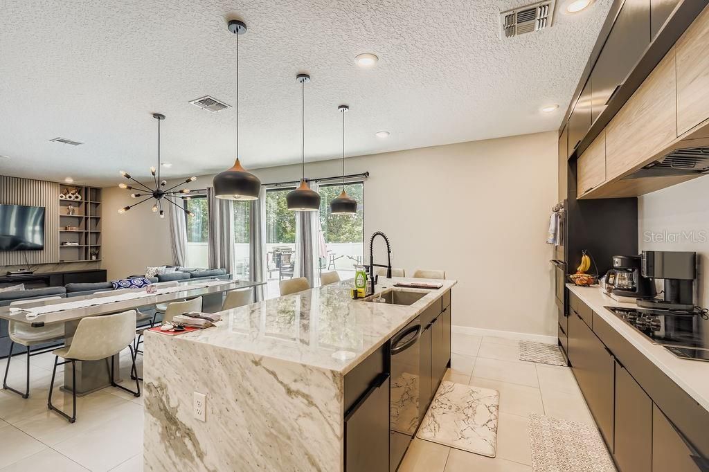 En Venta: $824,990 (4 camas, 3 baños, 2469 Pies cuadrados)