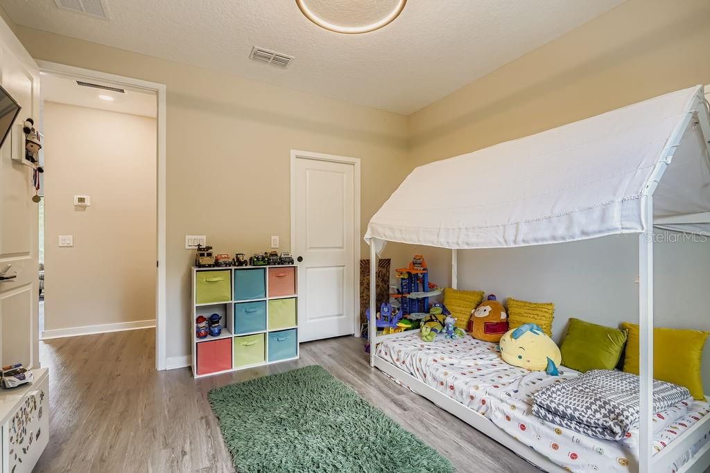 En Venta: $824,990 (4 camas, 3 baños, 2469 Pies cuadrados)