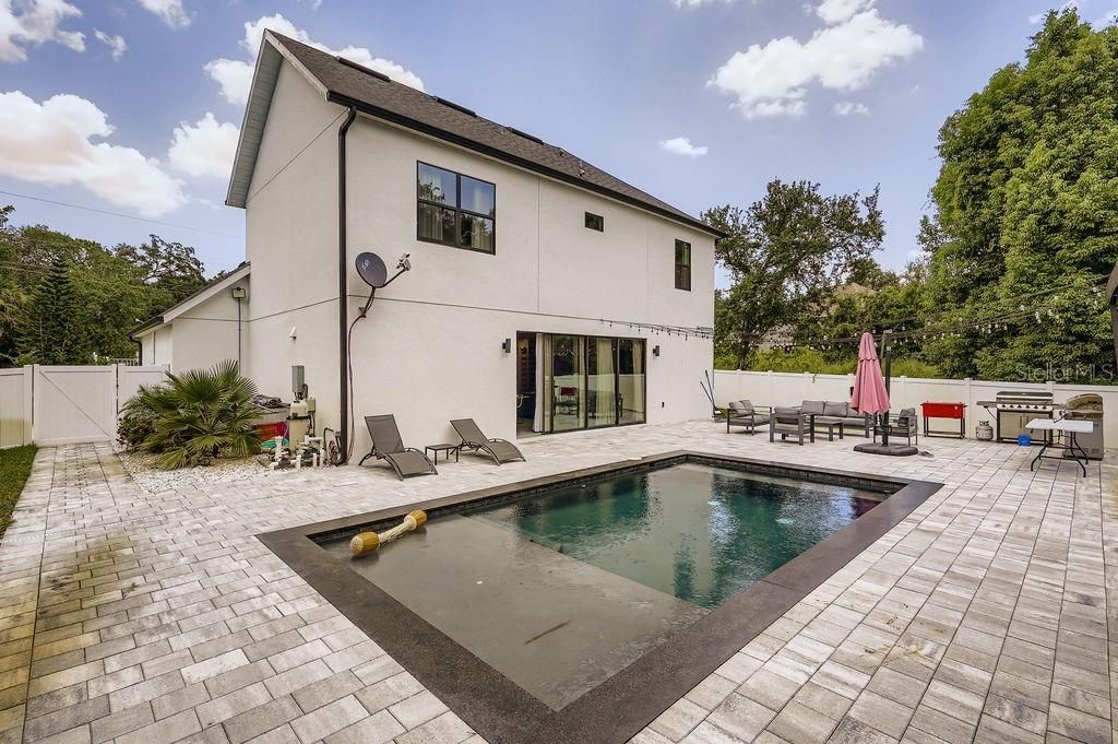 En Venta: $824,990 (4 camas, 3 baños, 2469 Pies cuadrados)