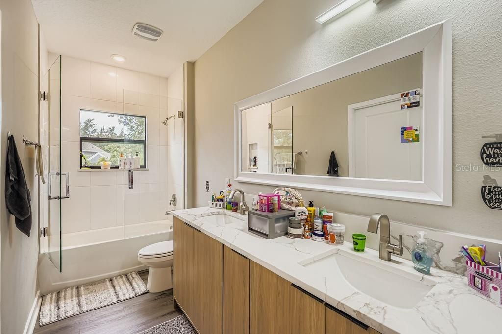 En Venta: $824,990 (4 camas, 3 baños, 2469 Pies cuadrados)