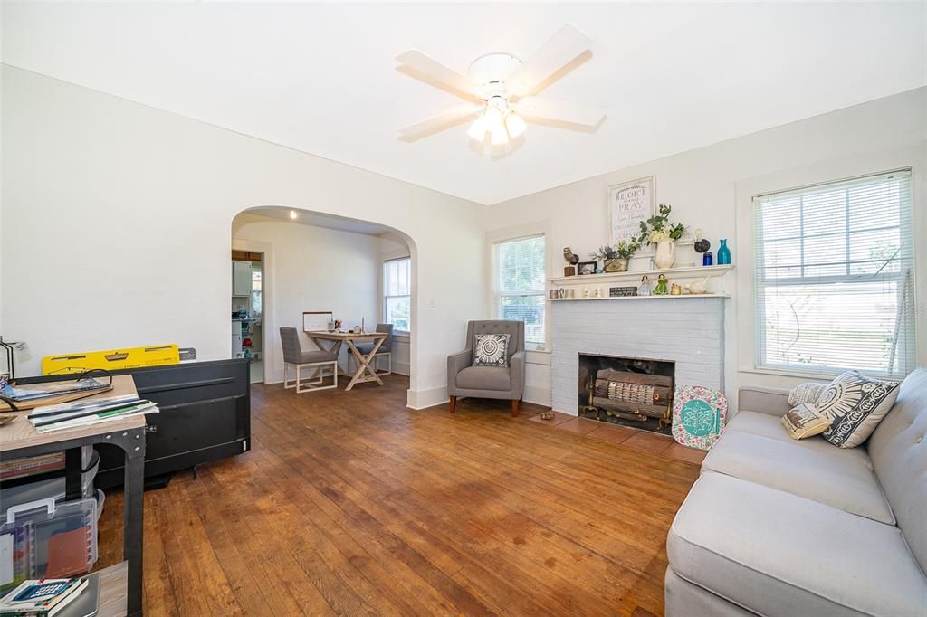 Под контрактом: $195,000 (2 спален, 1 ванн, 800 Квадратных фут)