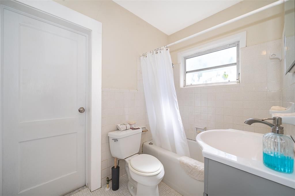 Под контрактом: $195,000 (2 спален, 1 ванн, 800 Квадратных фут)