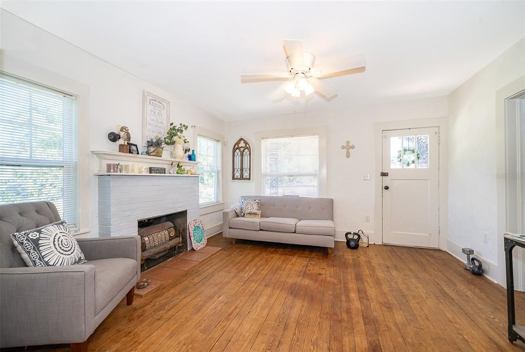 Под контрактом: $195,000 (2 спален, 1 ванн, 800 Квадратных фут)