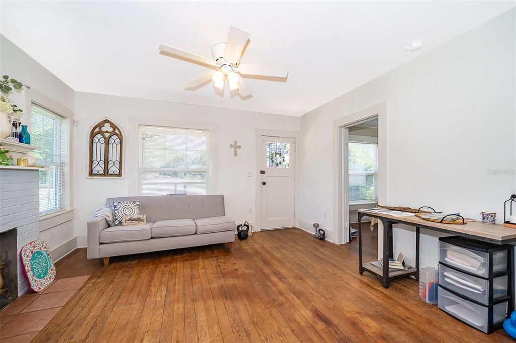 Под контрактом: $195,000 (2 спален, 1 ванн, 800 Квадратных фут)