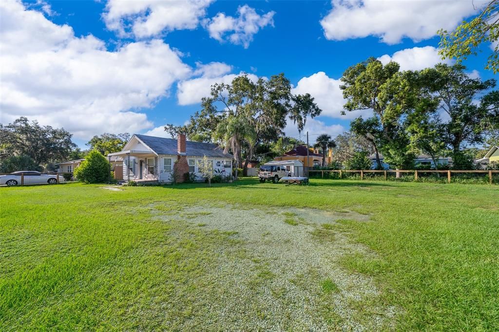 Под контрактом: $195,000 (2 спален, 1 ванн, 800 Квадратных фут)