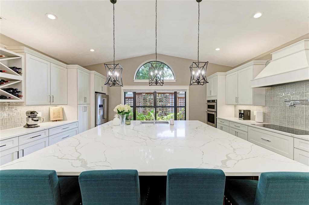 Под контрактом: $795,000 (3 спален, 2 ванн, 2341 Квадратных фут)