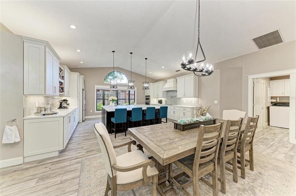 Под контрактом: $795,000 (3 спален, 2 ванн, 2341 Квадратных фут)