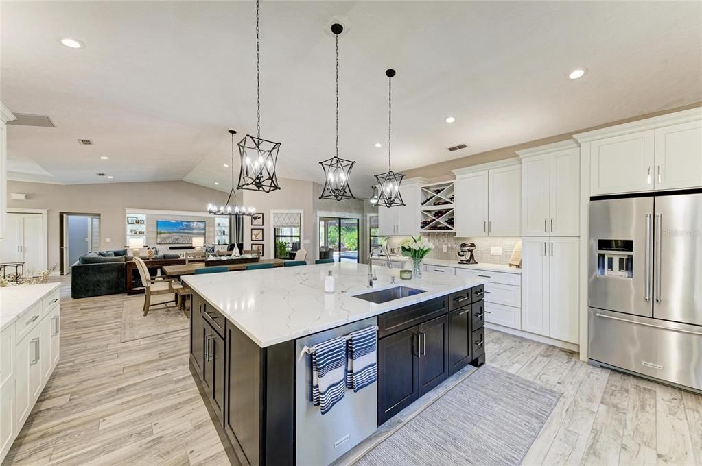 Под контрактом: $795,000 (3 спален, 2 ванн, 2341 Квадратных фут)