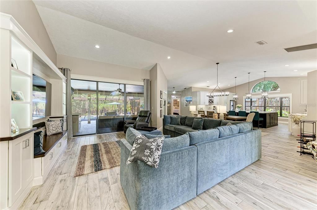 Под контрактом: $795,000 (3 спален, 2 ванн, 2341 Квадратных фут)