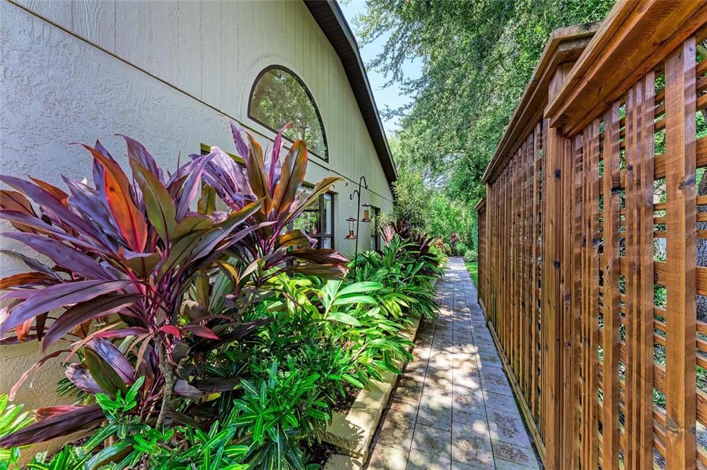 Под контрактом: $795,000 (3 спален, 2 ванн, 2341 Квадратных фут)