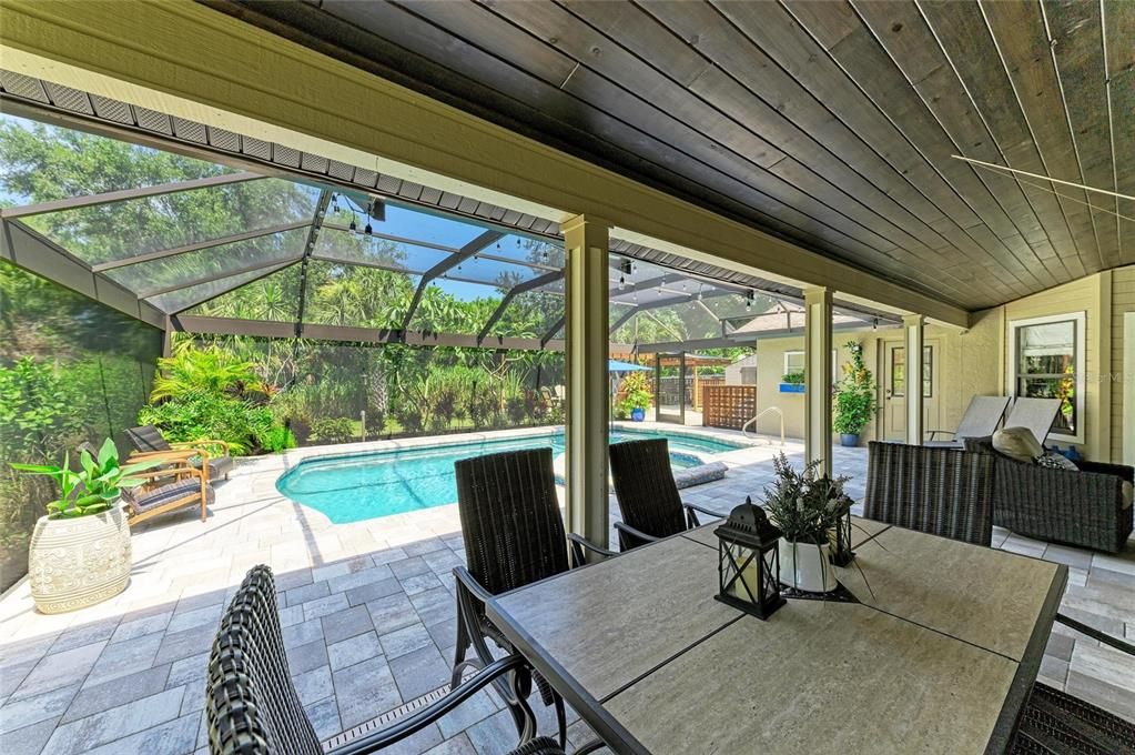 Под контрактом: $795,000 (3 спален, 2 ванн, 2341 Квадратных фут)