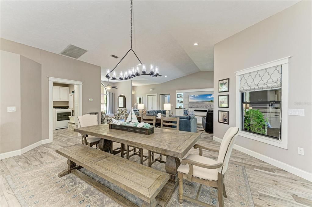 Под контрактом: $795,000 (3 спален, 2 ванн, 2341 Квадратных фут)