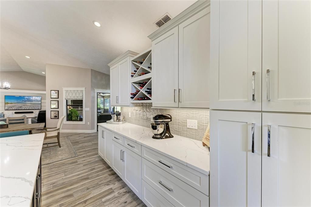 Под контрактом: $795,000 (3 спален, 2 ванн, 2341 Квадратных фут)