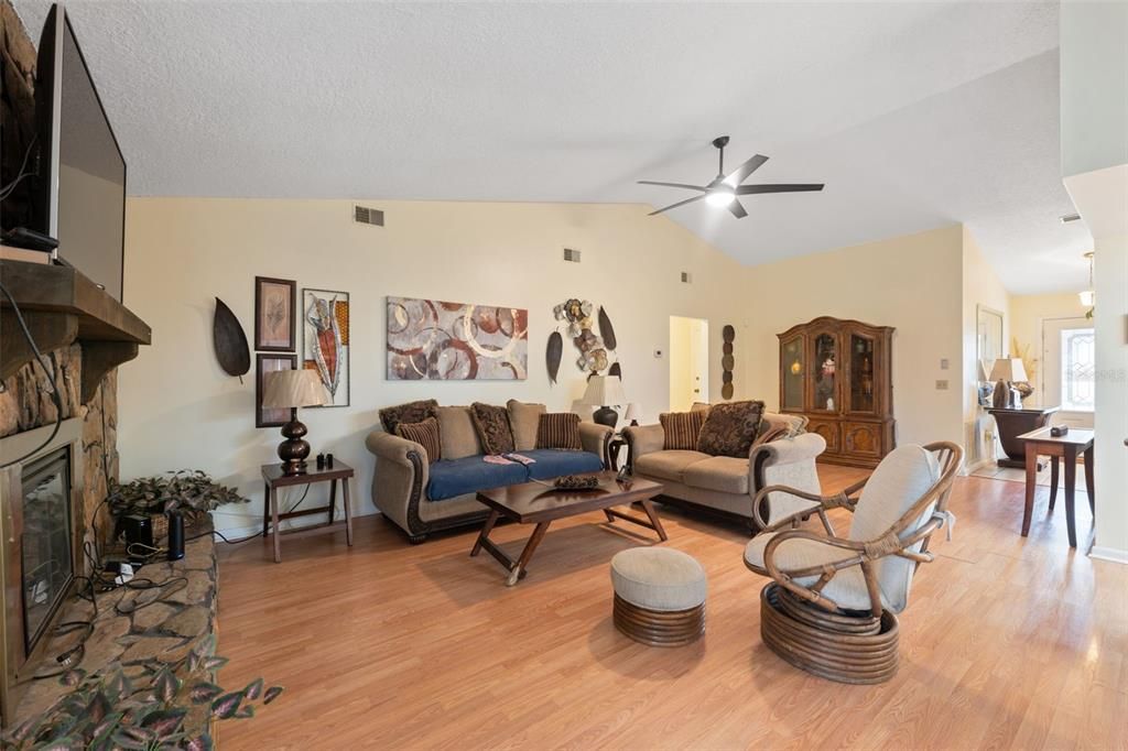 For Sale: $297,500 (2 beds, 2 baths, 1533 Square Feet)