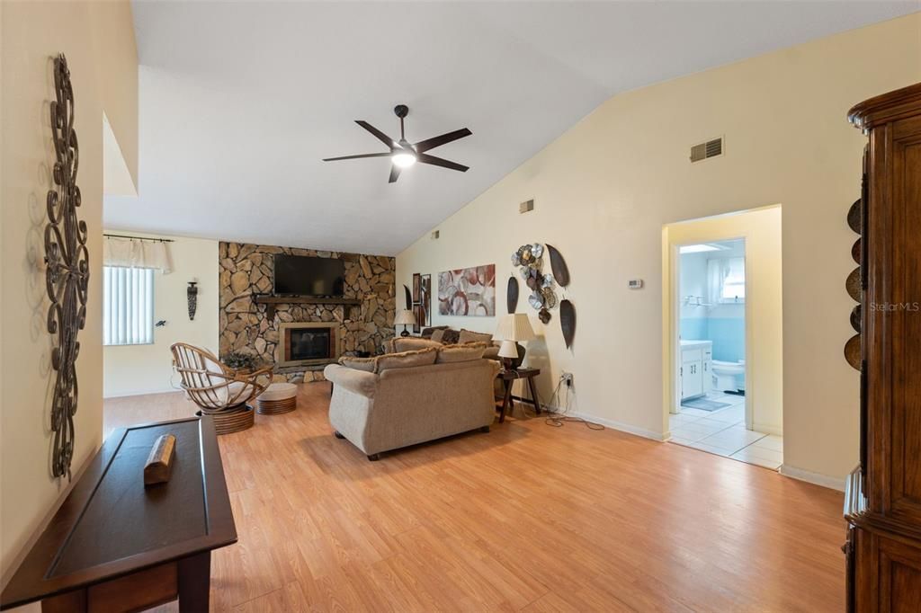For Sale: $297,500 (2 beds, 2 baths, 1533 Square Feet)