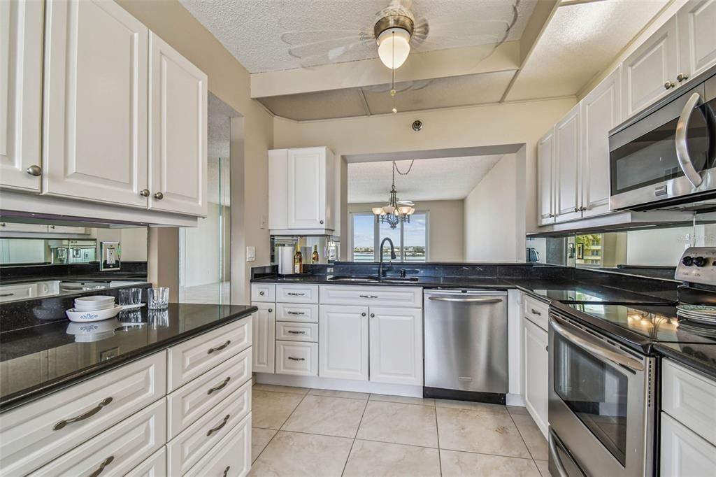For Sale: $450,000 (2 beds, 2 baths, 1145 Square Feet)