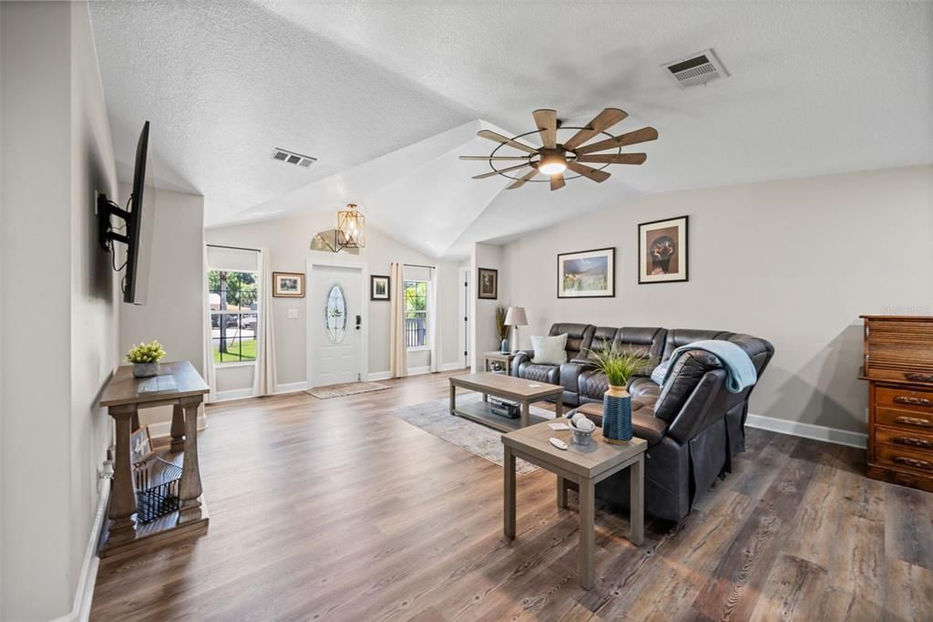 En Venta: $499,900 (3 camas, 2 baños, 1932 Pies cuadrados)