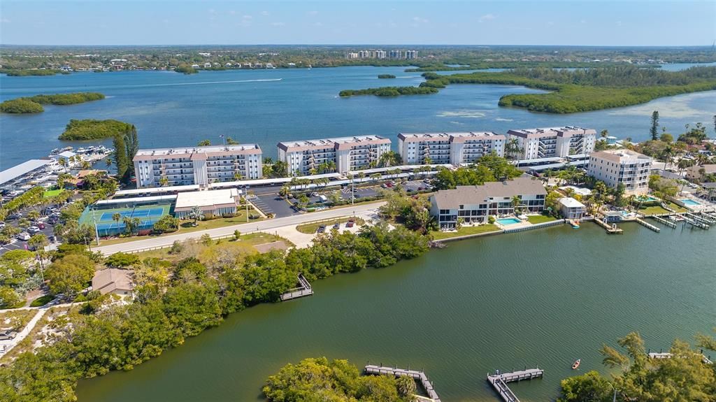 На продажу: $538,000 (2 спален, 2 ванн, 1233 Квадратных фут)