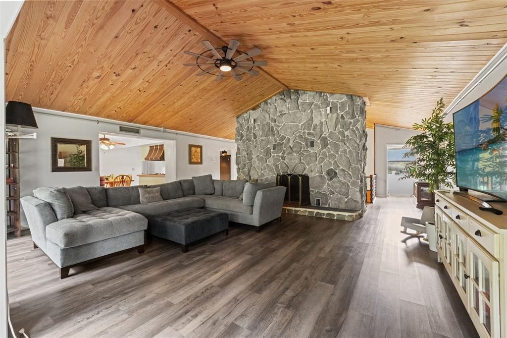 合同活跃: $799,000 (9 贝兹, 4 浴室, 5104 平方英尺)