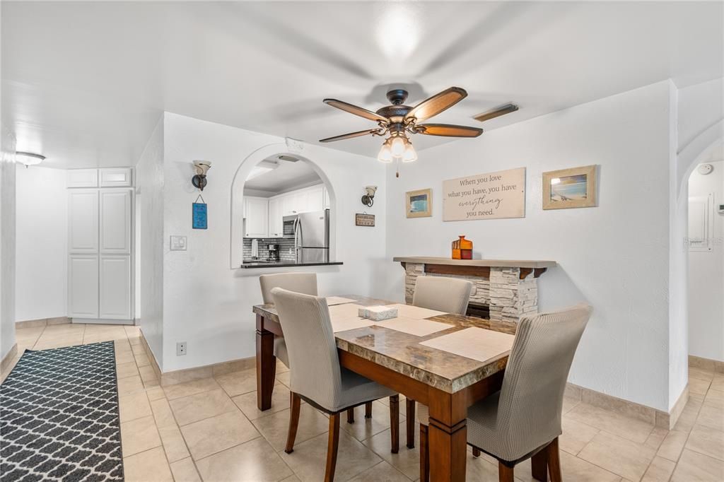 待售: $284,500 (2 贝兹, 2 浴室, 1235 平方英尺)