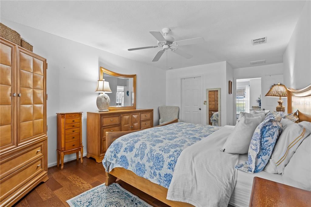 Activo con contrato: $477,990 (5 camas, 3 baños, 2689 Pies cuadrados)