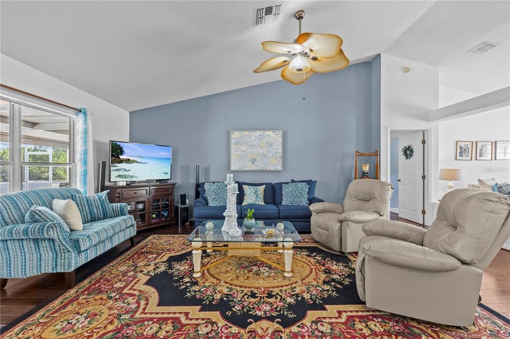 Activo con contrato: $477,990 (5 camas, 3 baños, 2689 Pies cuadrados)