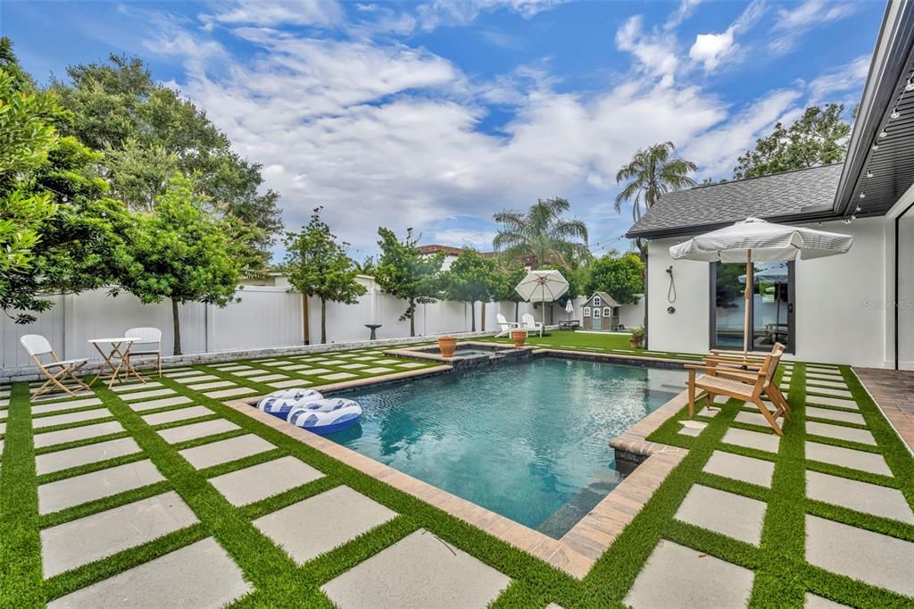 Activo con contrato: $1,995,000 (4 camas, 4 baños, 3314 Pies cuadrados)