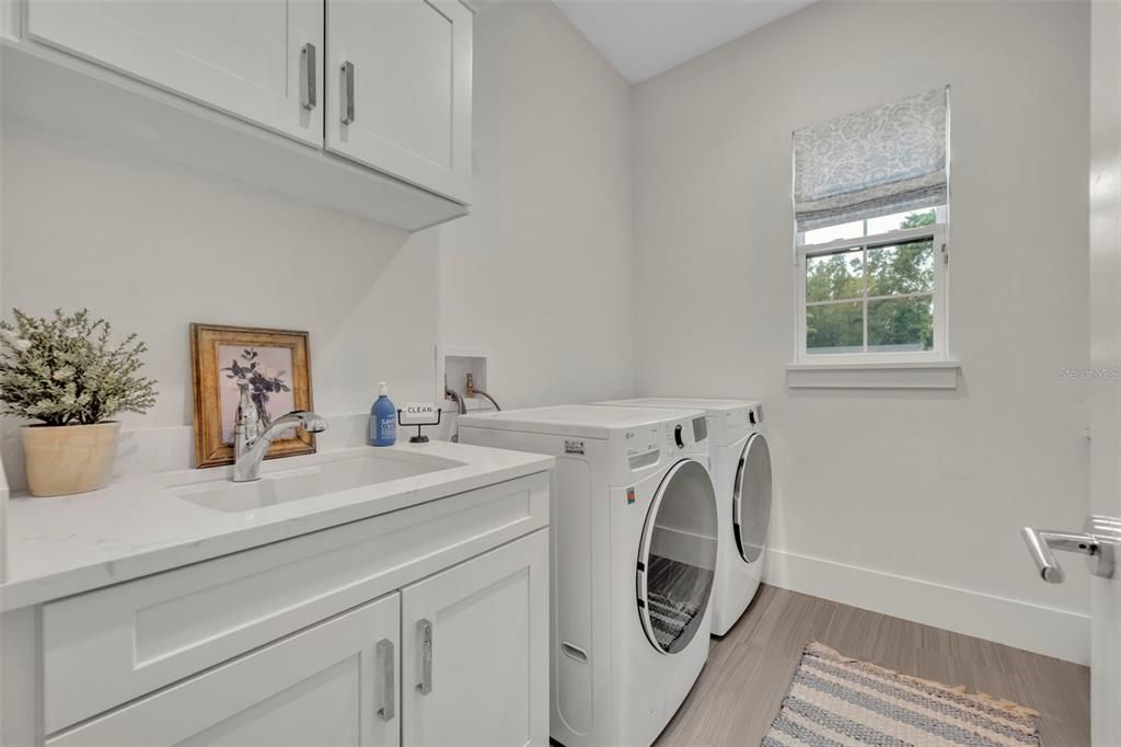 Activo con contrato: $1,995,000 (4 camas, 4 baños, 3314 Pies cuadrados)