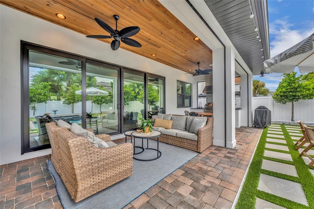 Activo con contrato: $1,995,000 (4 camas, 4 baños, 3314 Pies cuadrados)