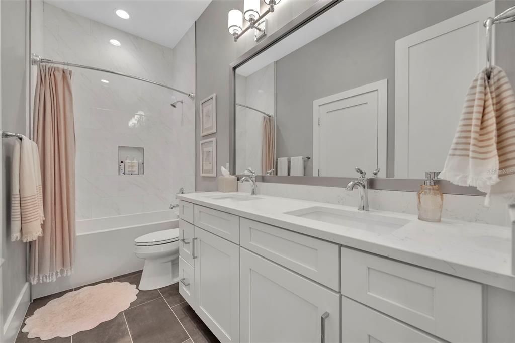 Activo con contrato: $1,995,000 (4 camas, 4 baños, 3314 Pies cuadrados)