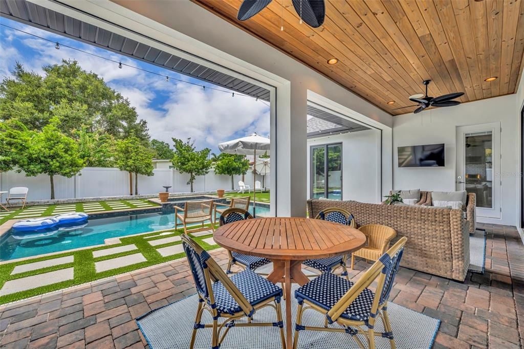 Activo con contrato: $1,995,000 (4 camas, 4 baños, 3314 Pies cuadrados)