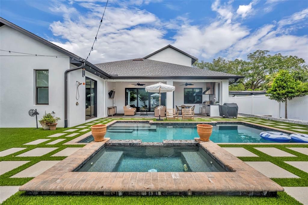 Activo con contrato: $1,995,000 (4 camas, 4 baños, 3314 Pies cuadrados)