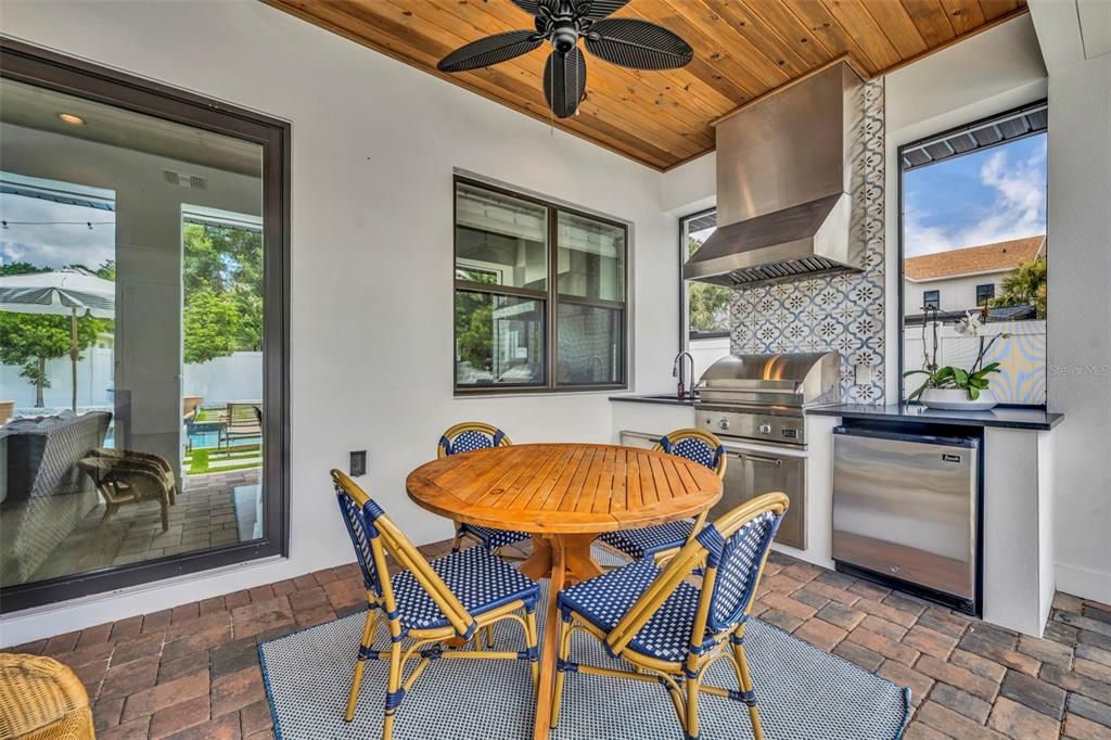 Activo con contrato: $1,995,000 (4 camas, 4 baños, 3314 Pies cuadrados)