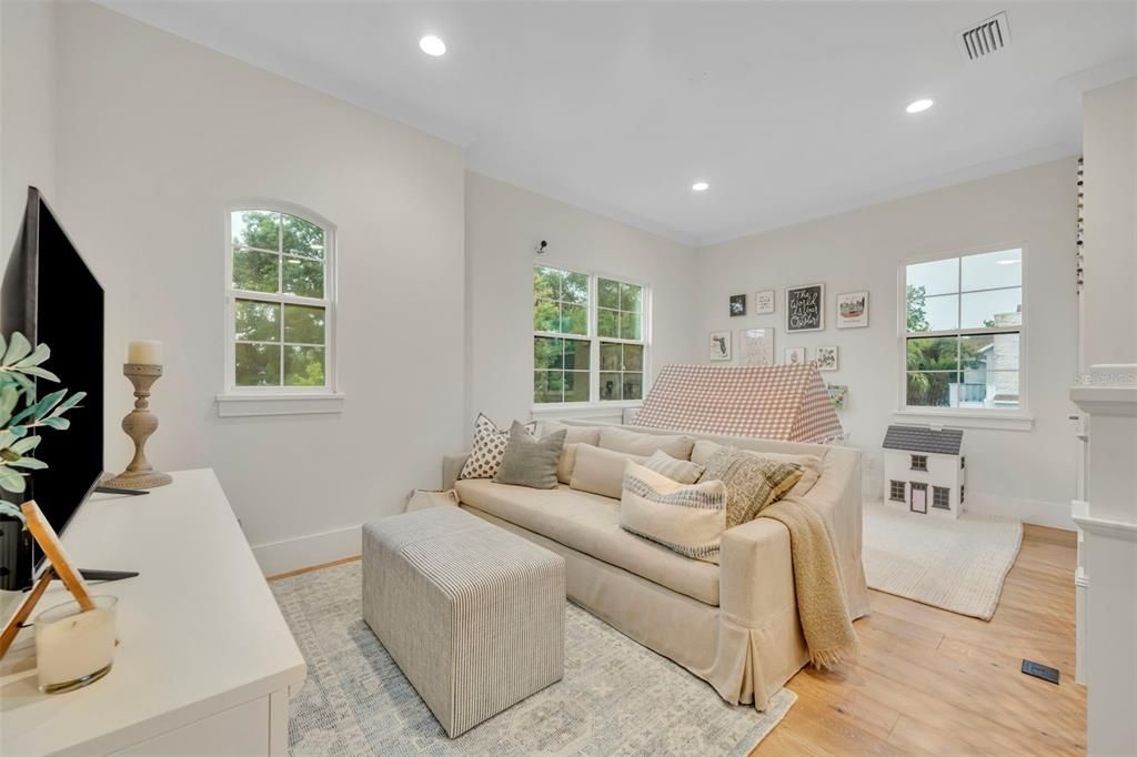 Activo con contrato: $1,995,000 (4 camas, 4 baños, 3314 Pies cuadrados)