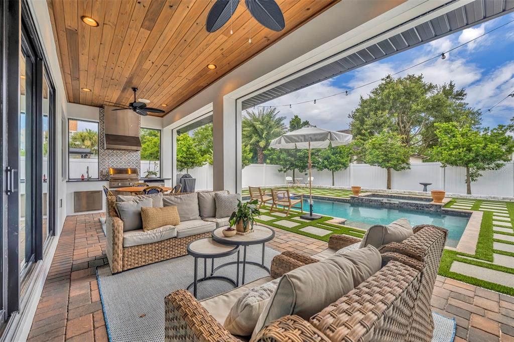 Activo con contrato: $1,995,000 (4 camas, 4 baños, 3314 Pies cuadrados)