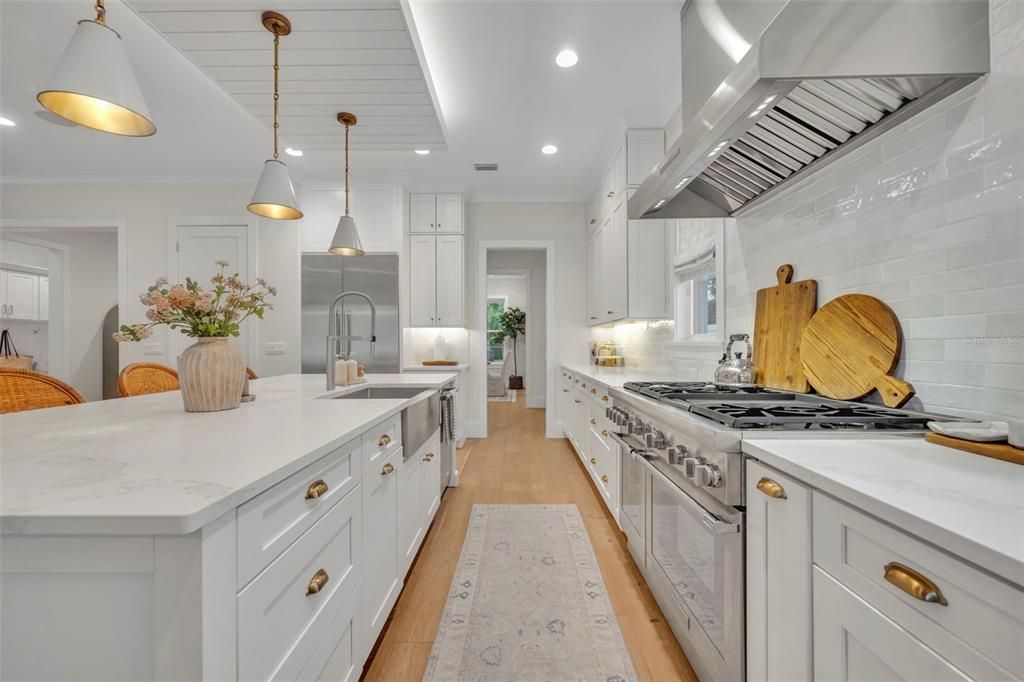 Activo con contrato: $1,995,000 (4 camas, 4 baños, 3314 Pies cuadrados)