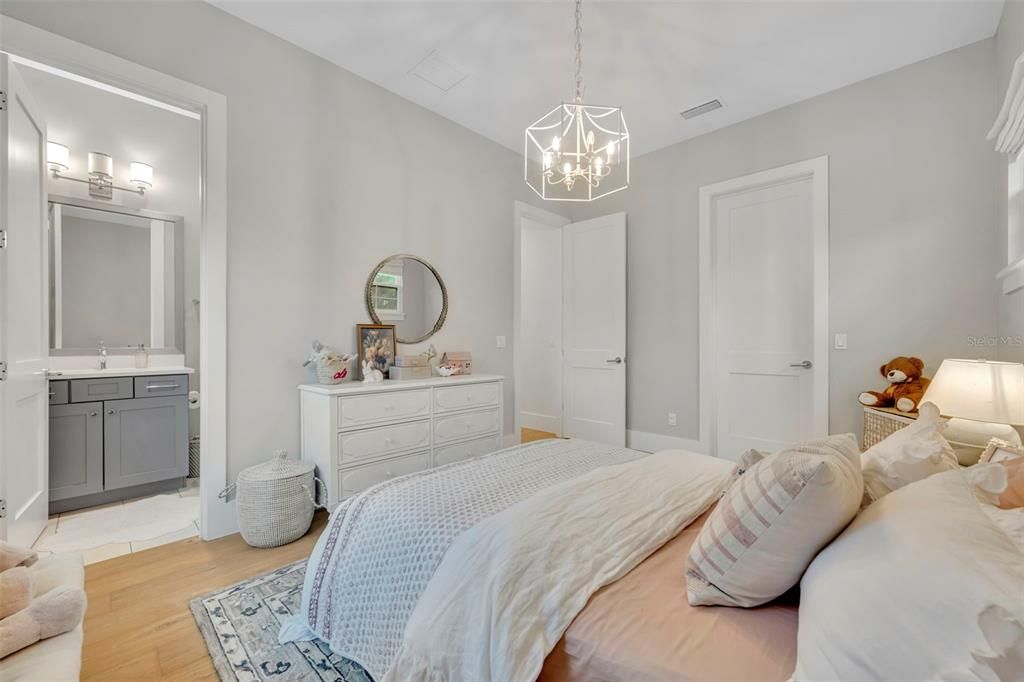 Activo con contrato: $1,995,000 (4 camas, 4 baños, 3314 Pies cuadrados)