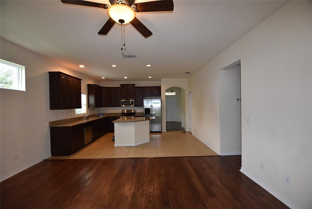 出租: $2,150 (3 贝兹, 2 浴室, 1619 平方英尺)