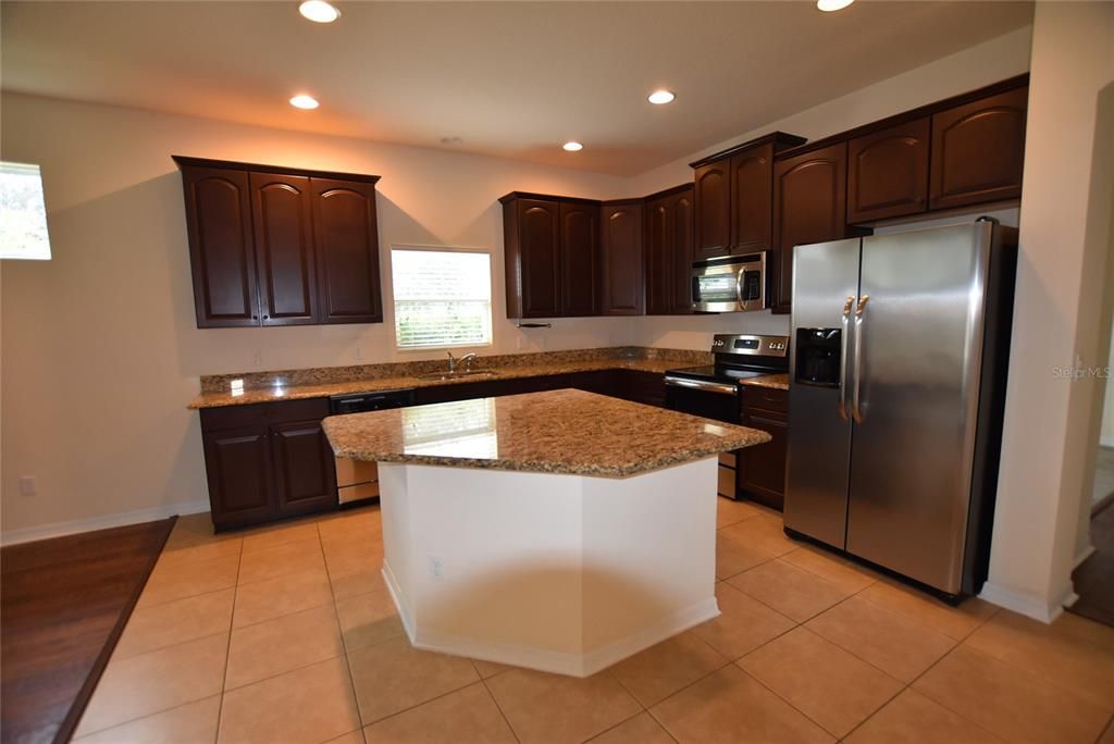 出租: $2,150 (3 贝兹, 2 浴室, 1619 平方英尺)