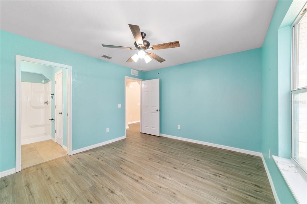 合同活跃: $299,000 (3 贝兹, 2 浴室, 1608 平方英尺)